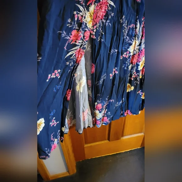 Blue floral 1x torrid maxi skirt pre owned with 2 slits - Picture 6 of 6